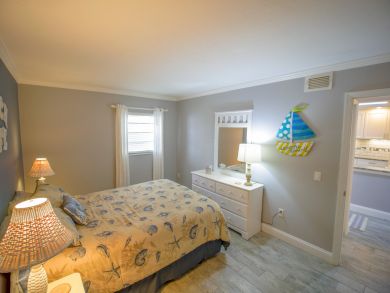 Two Bedroom Condo with Beach Access and Sleeps 6